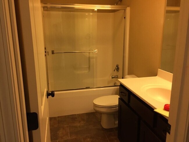 Foto del edificio - 2-bedroom, 2 bath Townhome with one car garage!