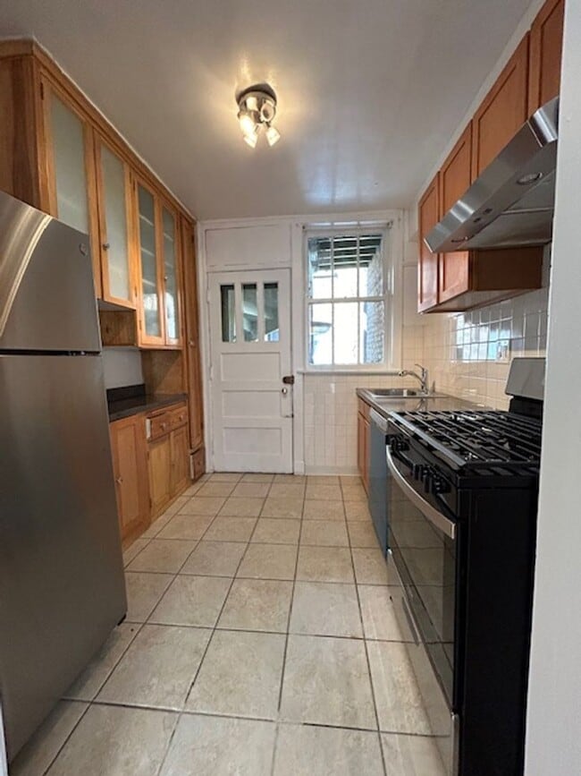 Foto del edificio - Bright and Sunny Unit ~ One Bed/One bath ~ Heat Included ~ Pets Welcome