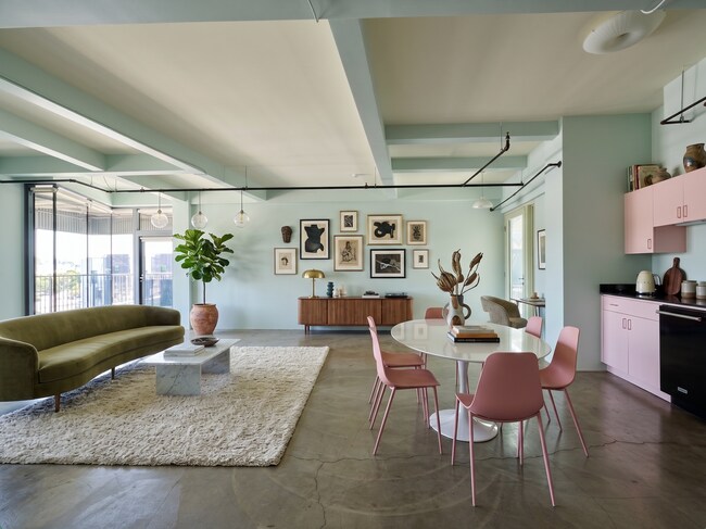 Foto del edificio - 200 N San Fernando Rd
