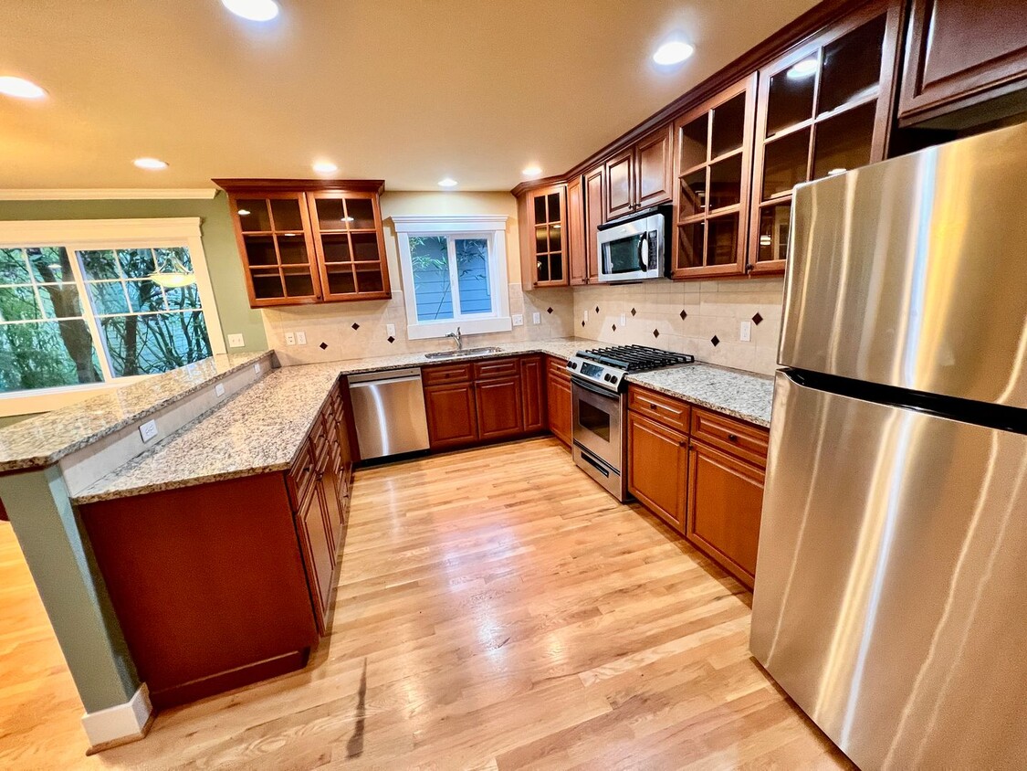 Foto principal - Spacious Greenwood townhouse - Available now!