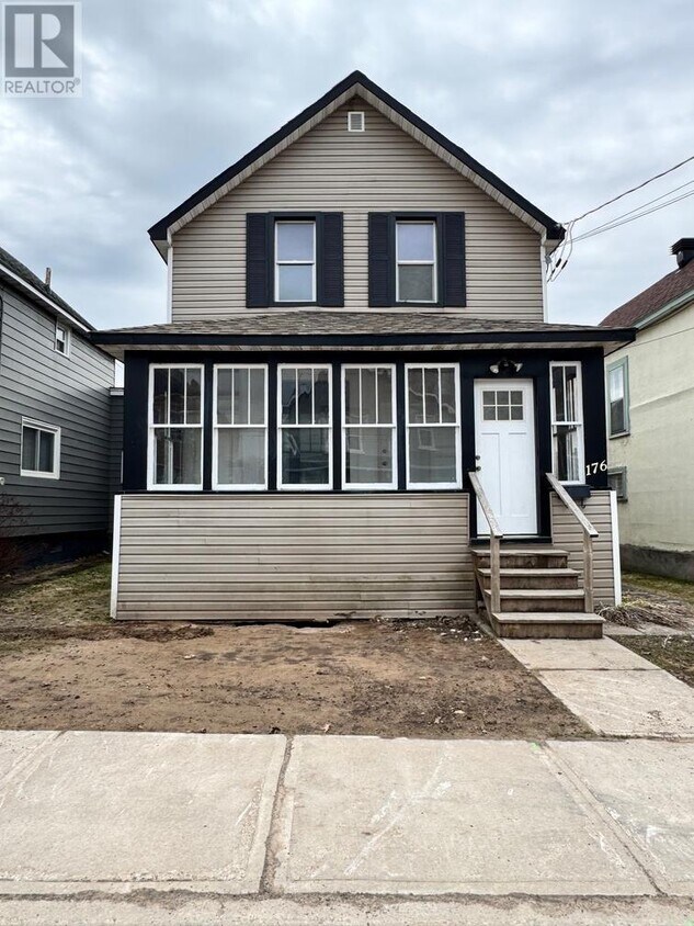 Photo principale - 1 Bedroom Upper-Level Unit – Laundry Hooku...