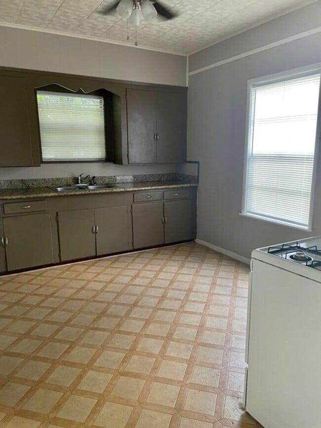 Foto del edificio - Mid August Move In