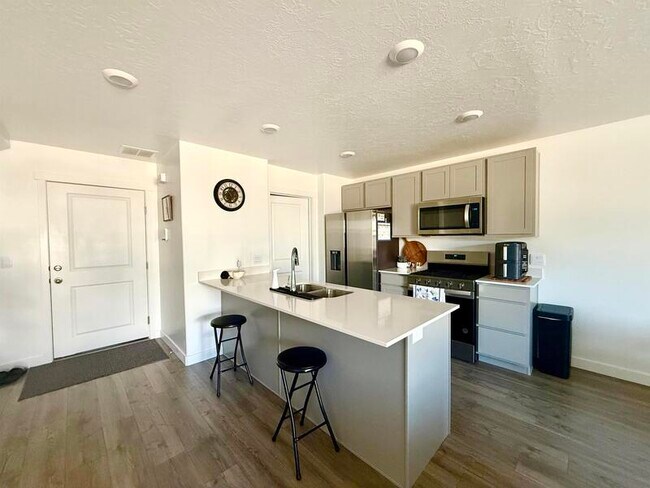 Building Photo - 38 N Northshore Dr