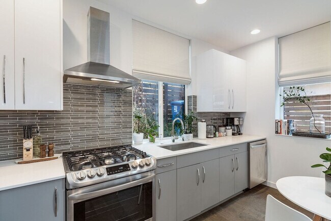 Foto del edificio - 762 Belmont Pl E