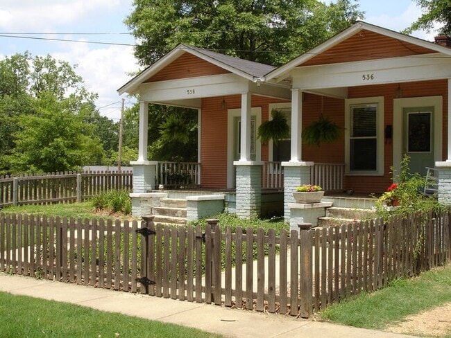 ¿Prefieres la tranquilidad de un vecindario en lugar de un complejo de apartamentos abarrotado? Si es así, ¡nuestras propiedades son perfectas para ti! Nos enfocamos en propiedades que querrás llamar hogar. Estamos convenientemente ubicados cerca del centro y del área de Crosstown. Nos enorgullecemos de nuestras propiedades bien mantenidas... - 538 Walnut St