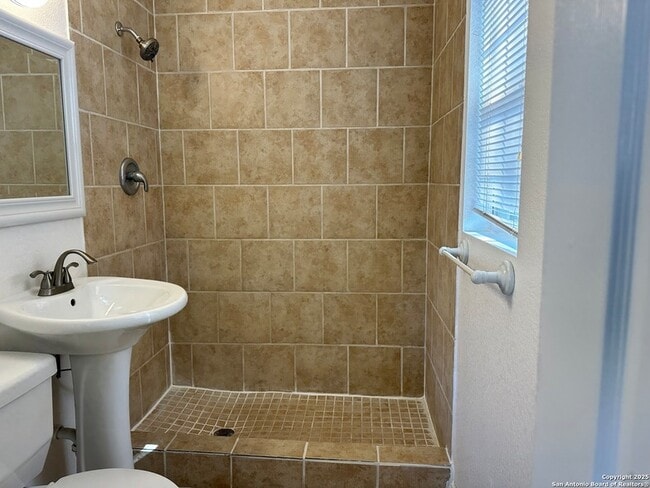 Building Photo - 119 E Ridgewood Ct