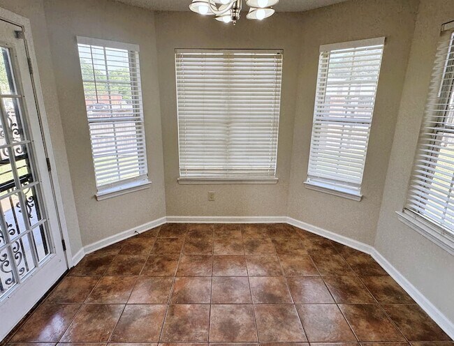 Foto del edificio - 6098 Ravenwood Lake Dr E