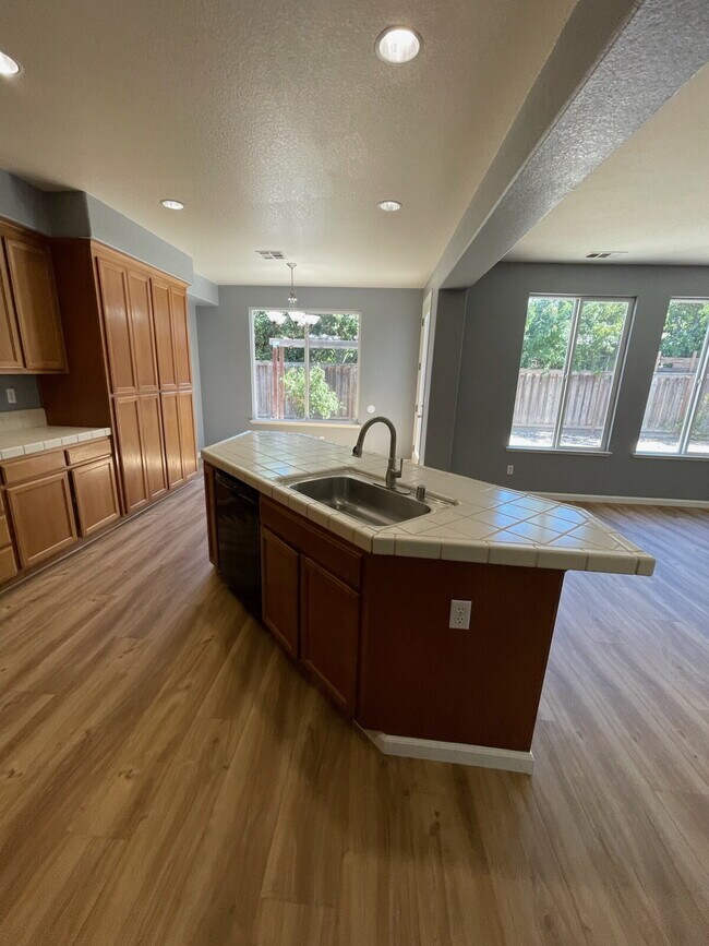 Foto del edificio - "Spacious 4-Bed, 3-Bath Retreat with 3,260...