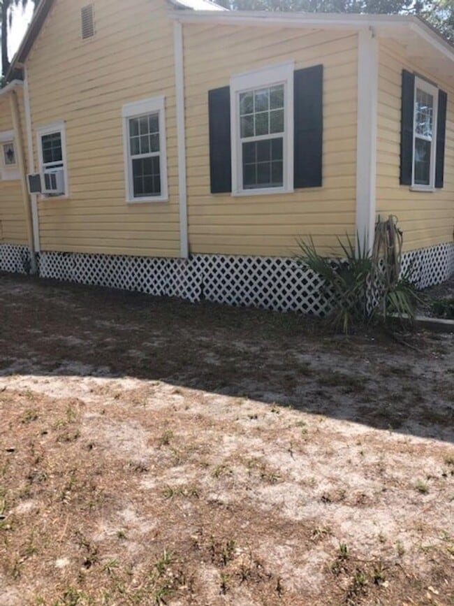 Building Photo - Renovated 2/1 1800s Home in Historic Downt...