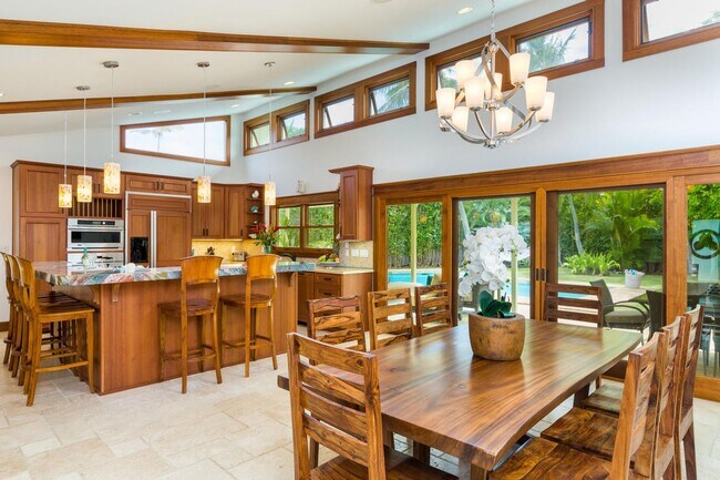 Building Photo - Tropical Home w/Pool, Yard, Outdoor Lanai ...
