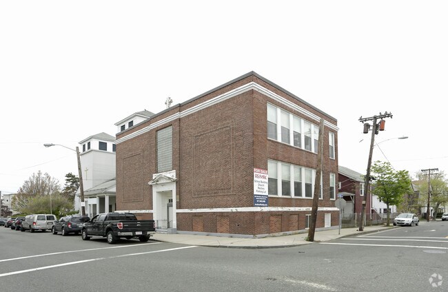 Building Photo - 559-571 Summer St