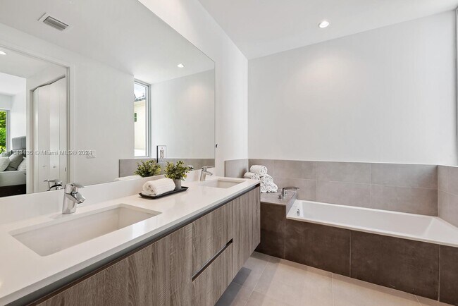 Foto del edificio - 545 SW 11th St