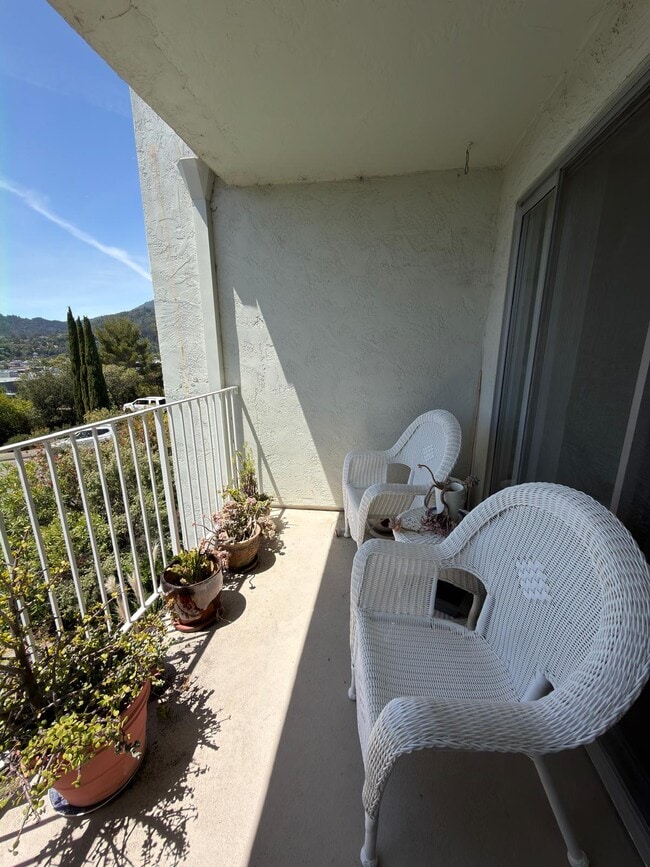 Building Photo - 173 Lower Via Casitas