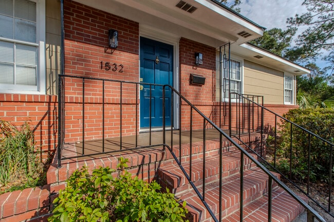 Building Photo - 1532 E 53rd St