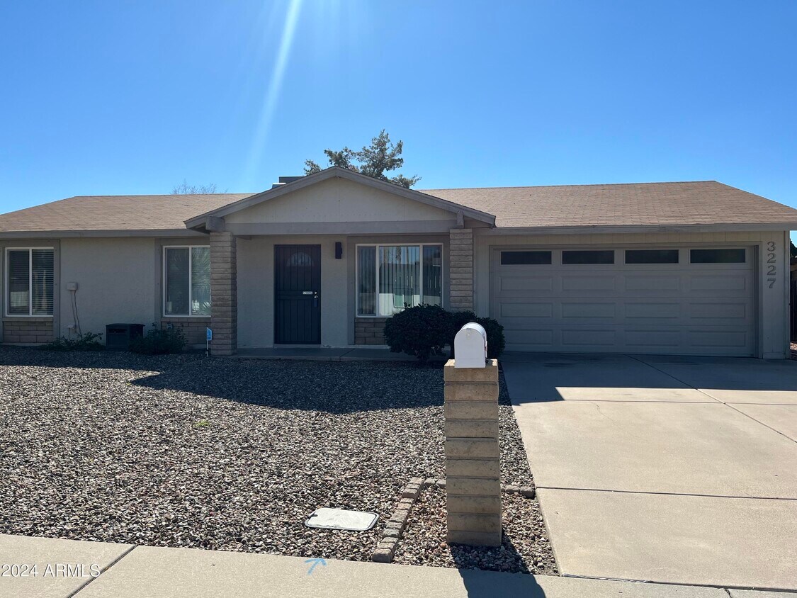 Foto principal - 3227 E Helena Dr