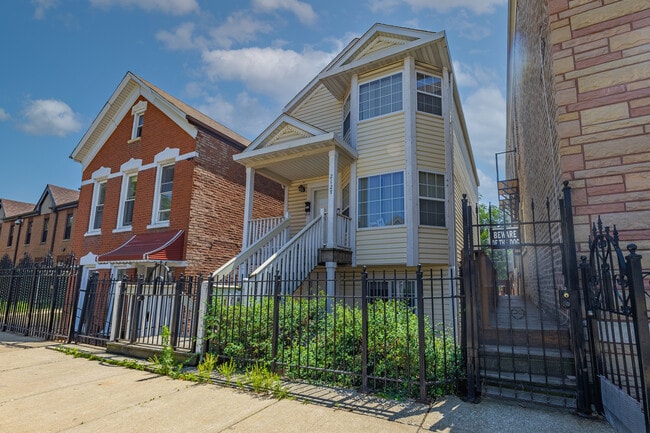 Building Photo - 2127 W 18th Pl
