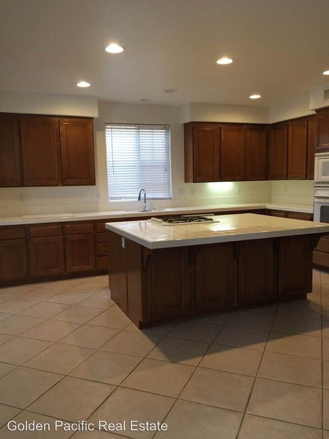 Building Photo - 4 br, 3 bath House - 547 Echo Lane