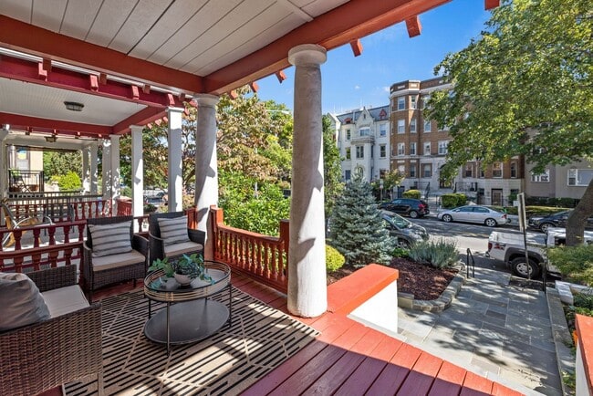 Building Photo - Gorgeous, Spacious 4BR with Updated Kitche...