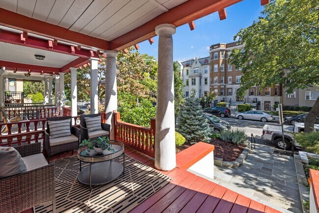 Foto del edificio - Gorgeous, Spacious 4BR with Updated Kitche...