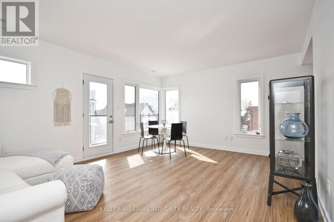 Photo du bâtiment - 220-220 Lebreton St N