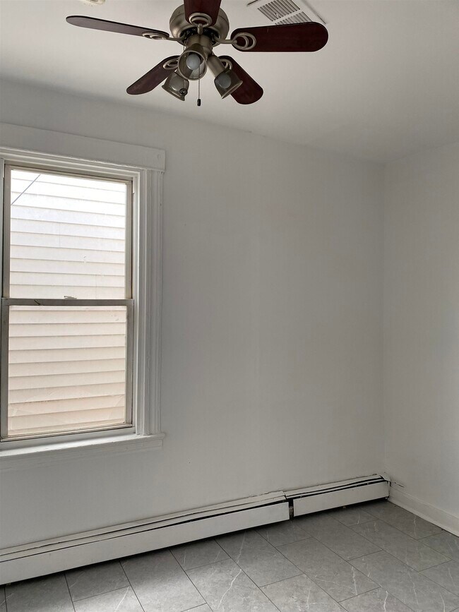 Foto del edificio - 78 Van Nostrand Ave