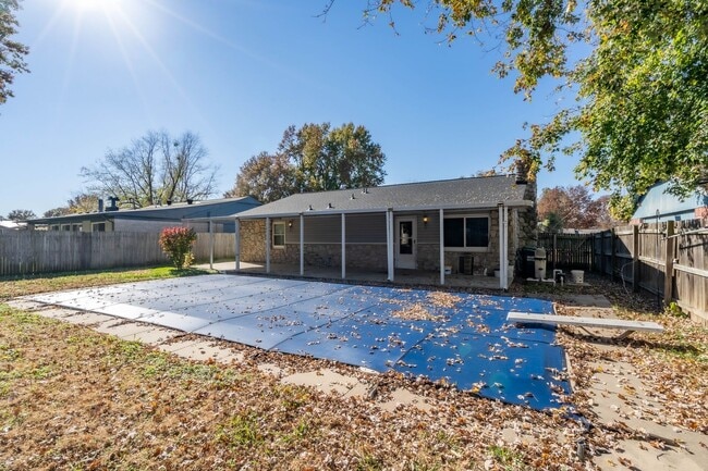 Foto del edificio - PRICE REDUCTION!! 3 bed/2 bath plus a priv...
