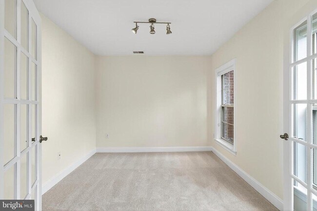 Foto del edificio - 322 N George Mason Dr