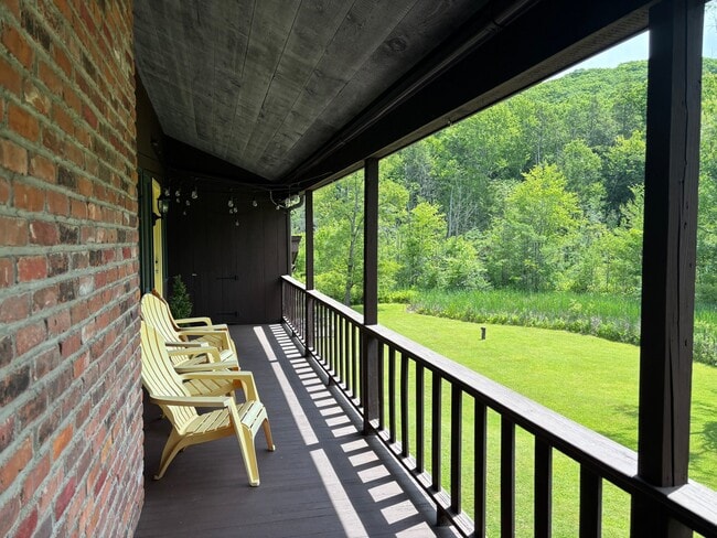 Building Photo - 1089 Mohawk Trail