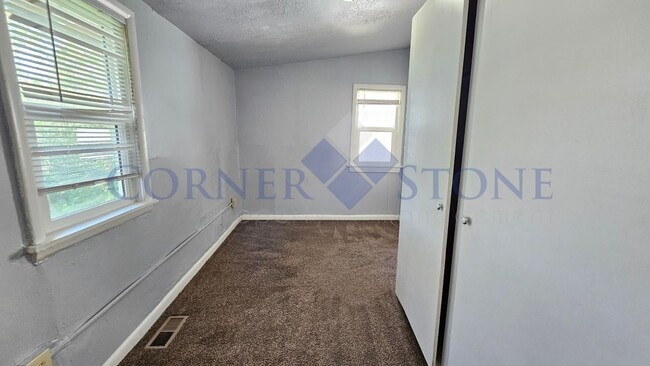 Building Photo - Great Home Near NNU!