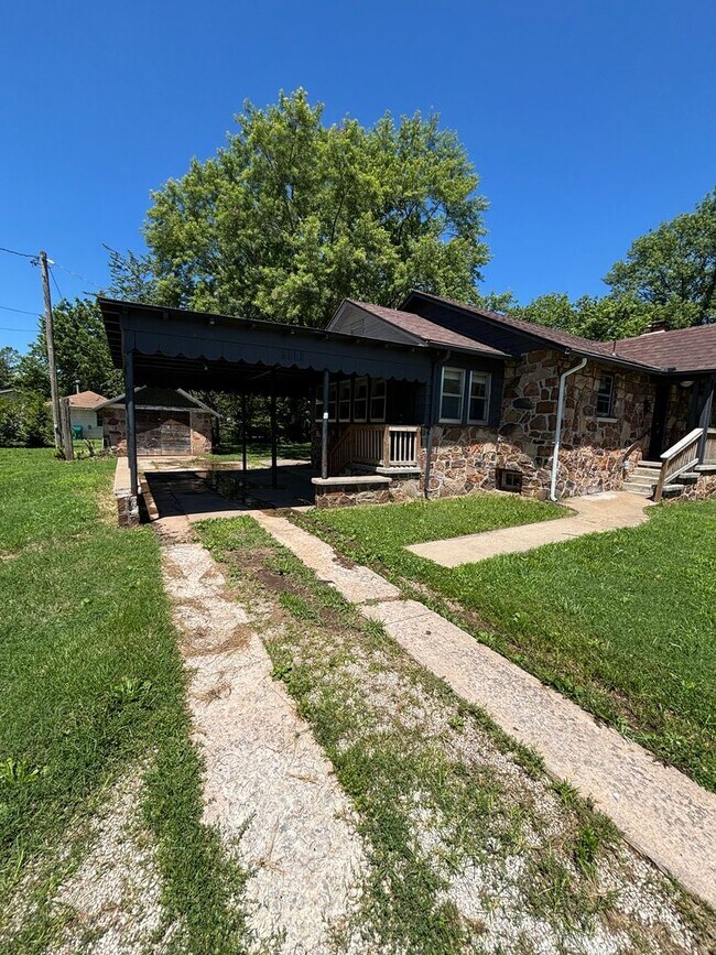 Foto del edificio - Charming 3-Bedroom Stone Home with Spacious Yard