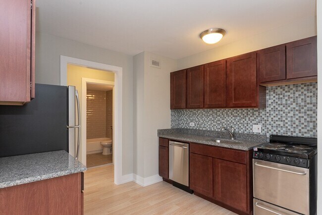 Building Photo - 450 W Wellington Ave