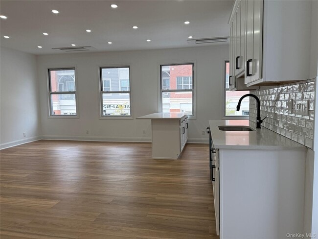 Foto del edificio - 297 Halstead Ave
