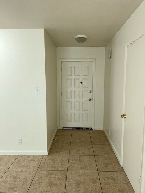 Building Photo - 4060 Oakhill Ave
