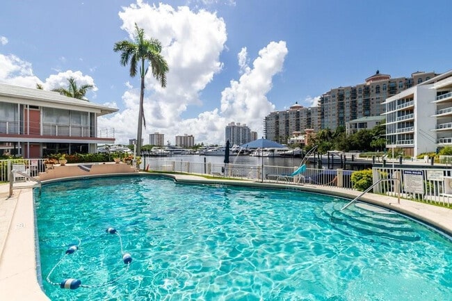 Building Photo - 2760 Yacht Club Blvd
