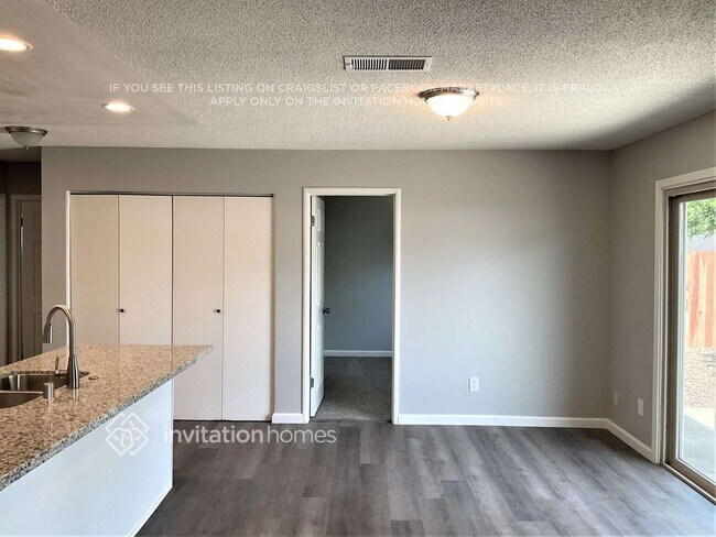 Building Photo - 2042 Robin Dr