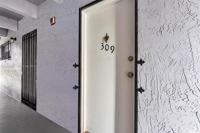 Building Photo - 777 SW 9th Ave