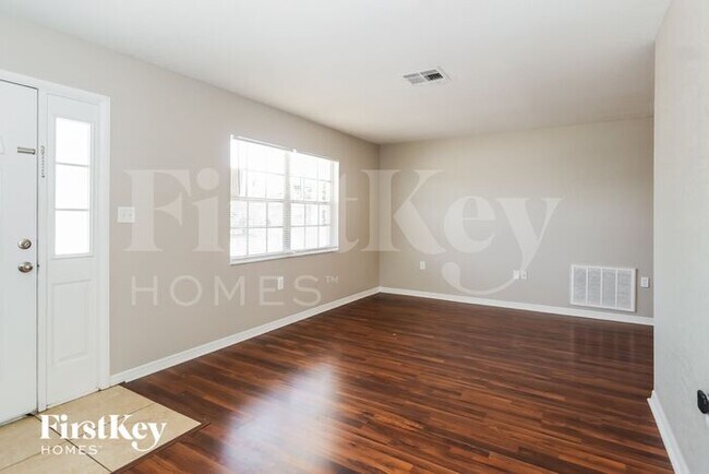 Foto del edificio - 8241 Hixton Dr