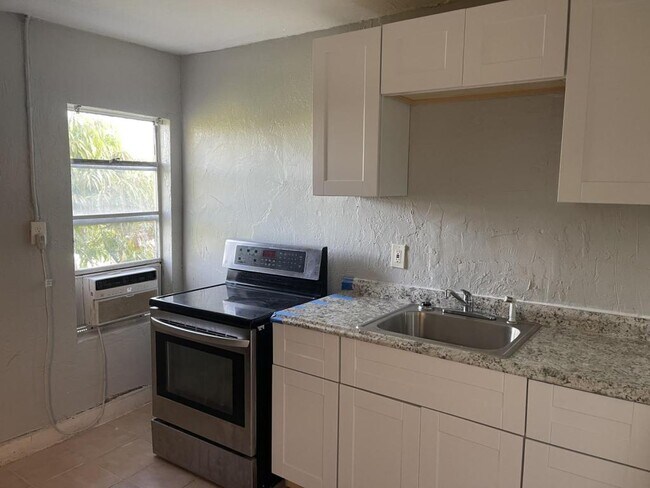 Building Photo - 1508 Division Ave #2
