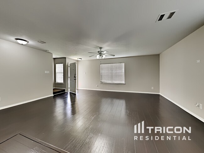 Foto del edificio - 6448 Mountain Pines Ln