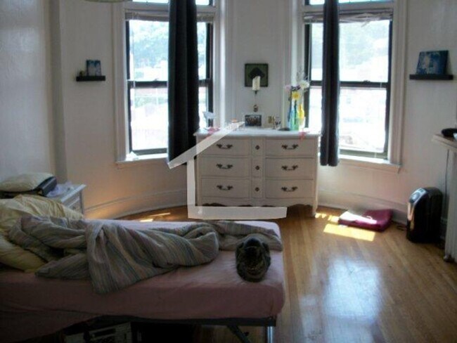 Foto del edificio - Massive Apt w 2 full baths near B, C and D T stops (Cleveland Circle)