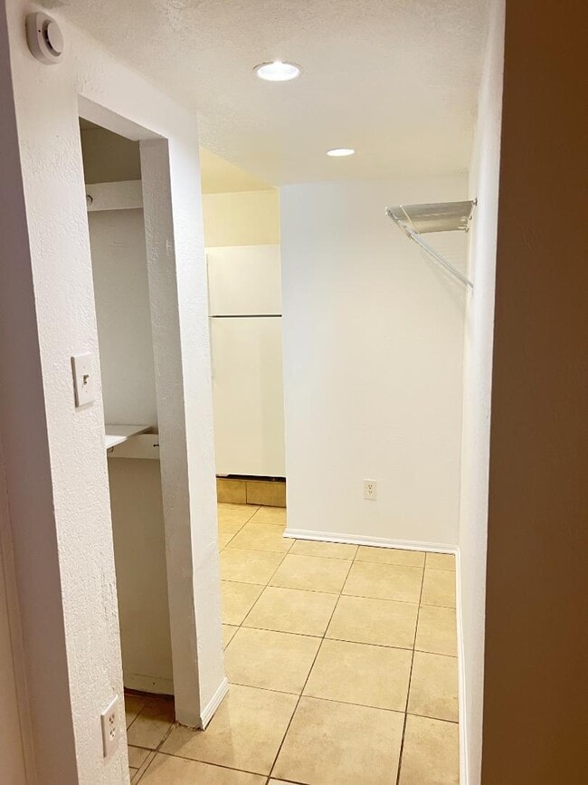 Foto del edificio - 2214-2216 Moreno Ave. - 2216 Moreno Apt A