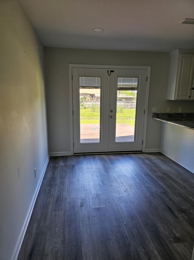 Building Photo - 1304 Clearmont Dr