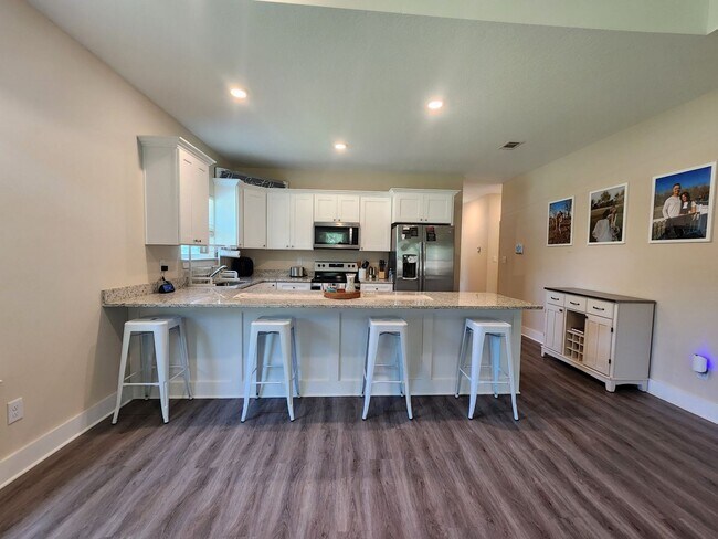Building Photo - Discover the charm and elegance of this st...