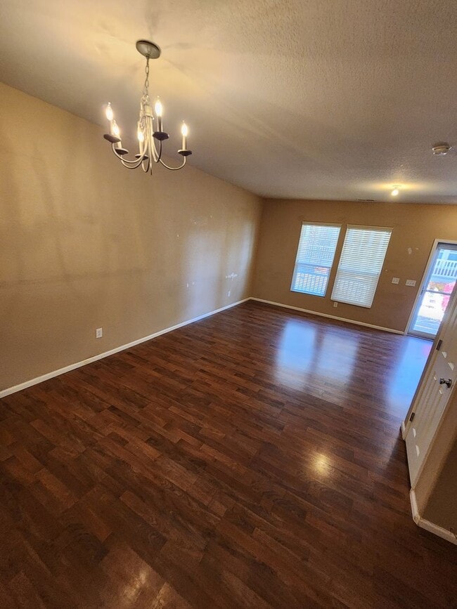 Building Photo - Beautiful Townhome