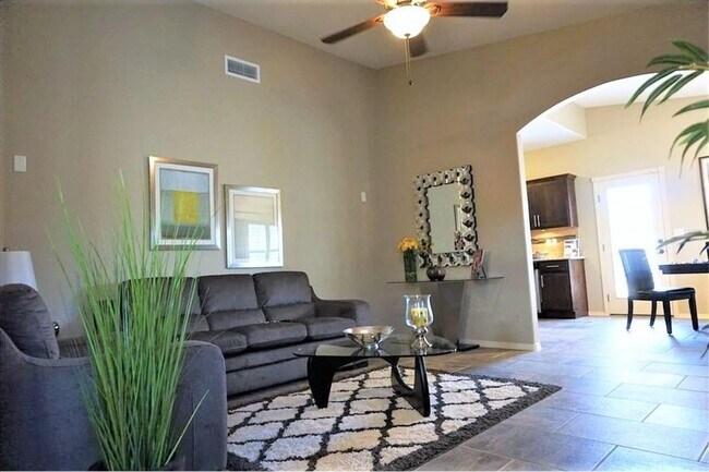 Building Photo - Gorgeous 3 bedrom, 2 bath home in East El ...