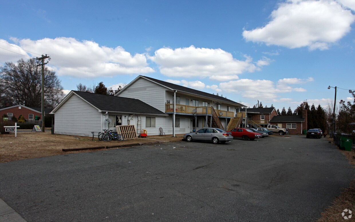 Building Photo - Sandlyn Apartments