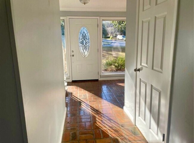 Building Photo - Stunning 4 bdrm & 4.5 bath home