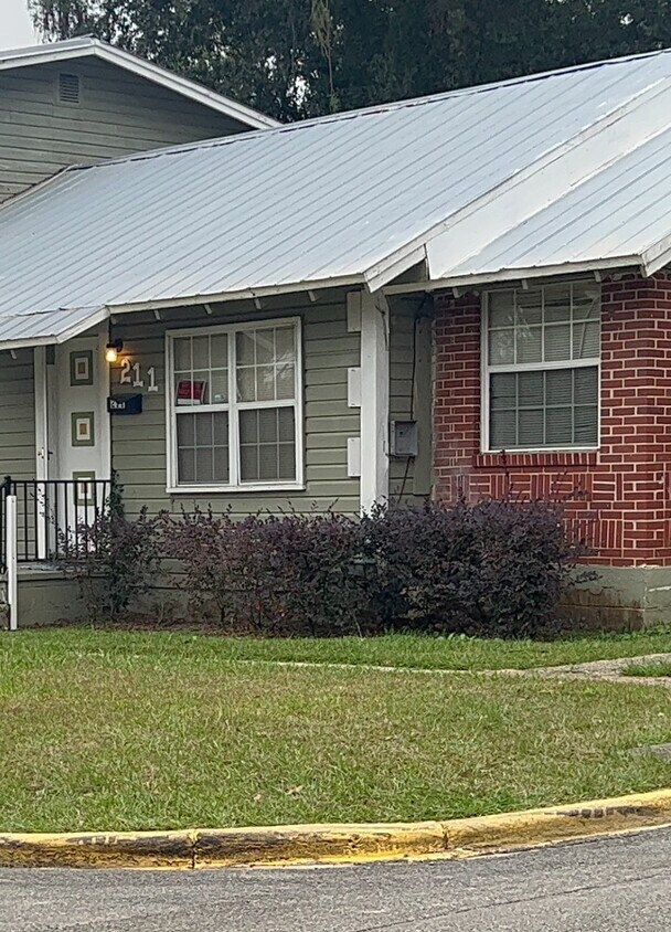 Foto principal - 211 Jakes & Patterson St