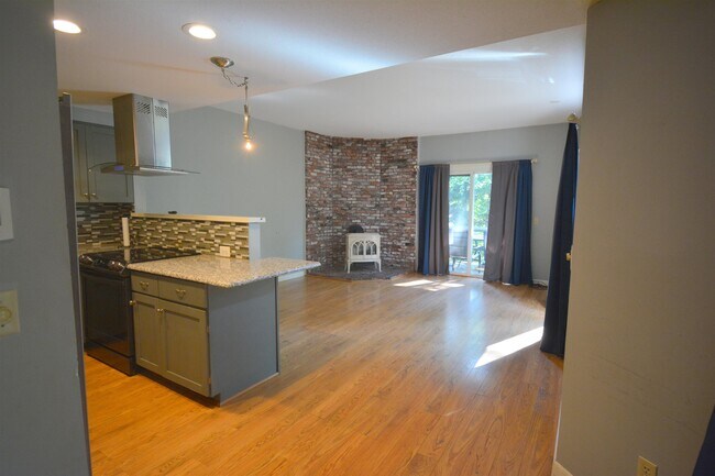 Building Photo - 647 Marmot Ln