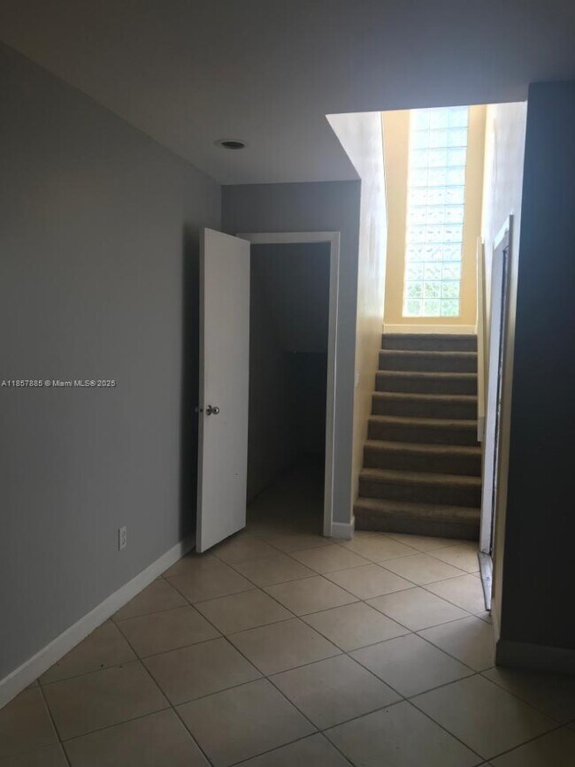 Foto del edificio - 5150 Elmhurst Rd